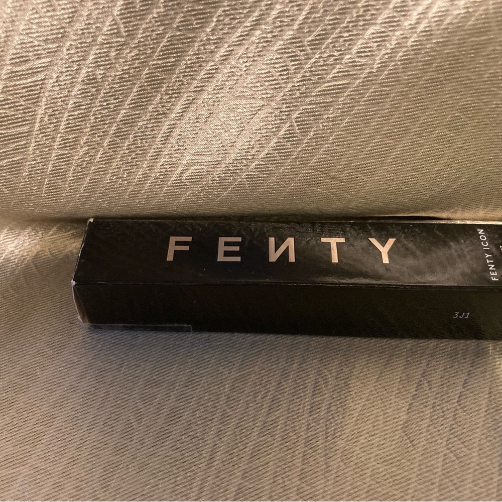 FENTY VELVET LIQUID LIPSTICK IN BREAD WINNER - Picture 4 of 4